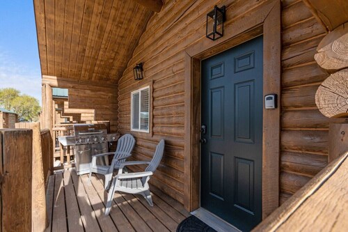 #8 Bigfoot Cabin w/ AC, Fire Pit & BBQ!