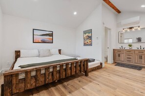 1 bedroom, WiFi, bed sheets - #9 Yellowstone Cabin! Newly Remodeled! AC! Sleeps 3! (Saint Charles)