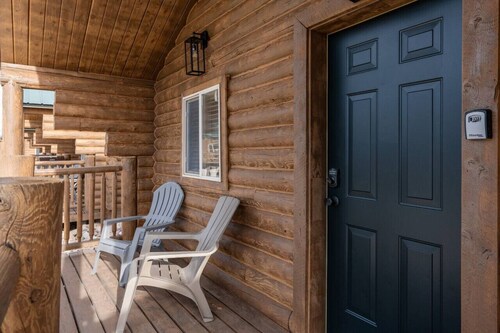 #9 Yellowstone Cabin w/ AC, Fire Pit & BBQ!