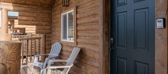 #9 Yellowstone Cabin! Newly Remodeled! AC! Sleeps 3!