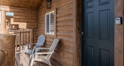 #9 Yellowstone Cabin! Newly Remodeled! AC! Sleeps 3!