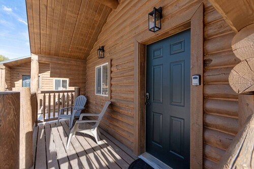 #6 Dinosaur Cabin! Newly Remodeled! AC! Sleeps 5!