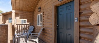 #6 Dinosaur Cabin! Newly Remodeled! AC! Sleeps 5!