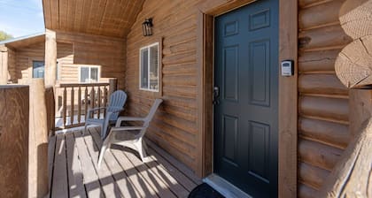 #6 Dinosaur Cabin! Newly Remodeled! AC! Sleeps 5!