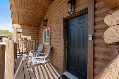 #10 Woodland Wildlife Cabin w/ AC, Fire Pit & BBQ!