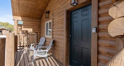 #10 Woodland Wildlife Cabin w/ AC, Fire Pit & BBQ!