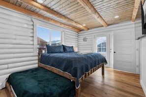 2 bedrooms, desk, travel crib, free WiFi
