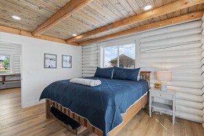 2 bedrooms, desk, travel cot, free WiFi