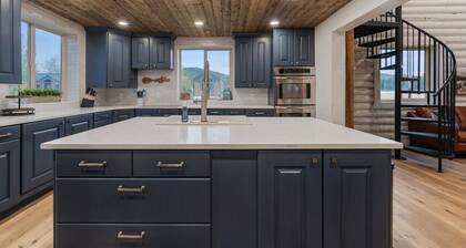 Mini Cabins Lodge-Hot Tub! AC! Arcades! Air Hockey and Foosball!