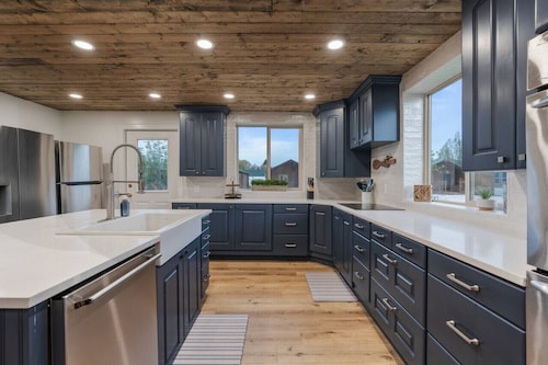 Mini Cabins Lodge-Hot Tub! AC! Arcades! Air Hockey and Foosball!