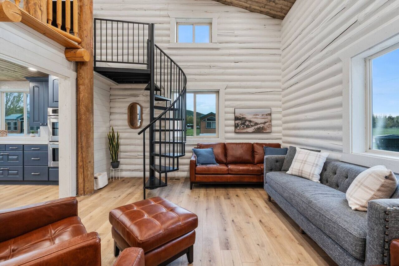 Älytelevisio, videopelejä, pöytäjalkapallopöytä, kirjoja