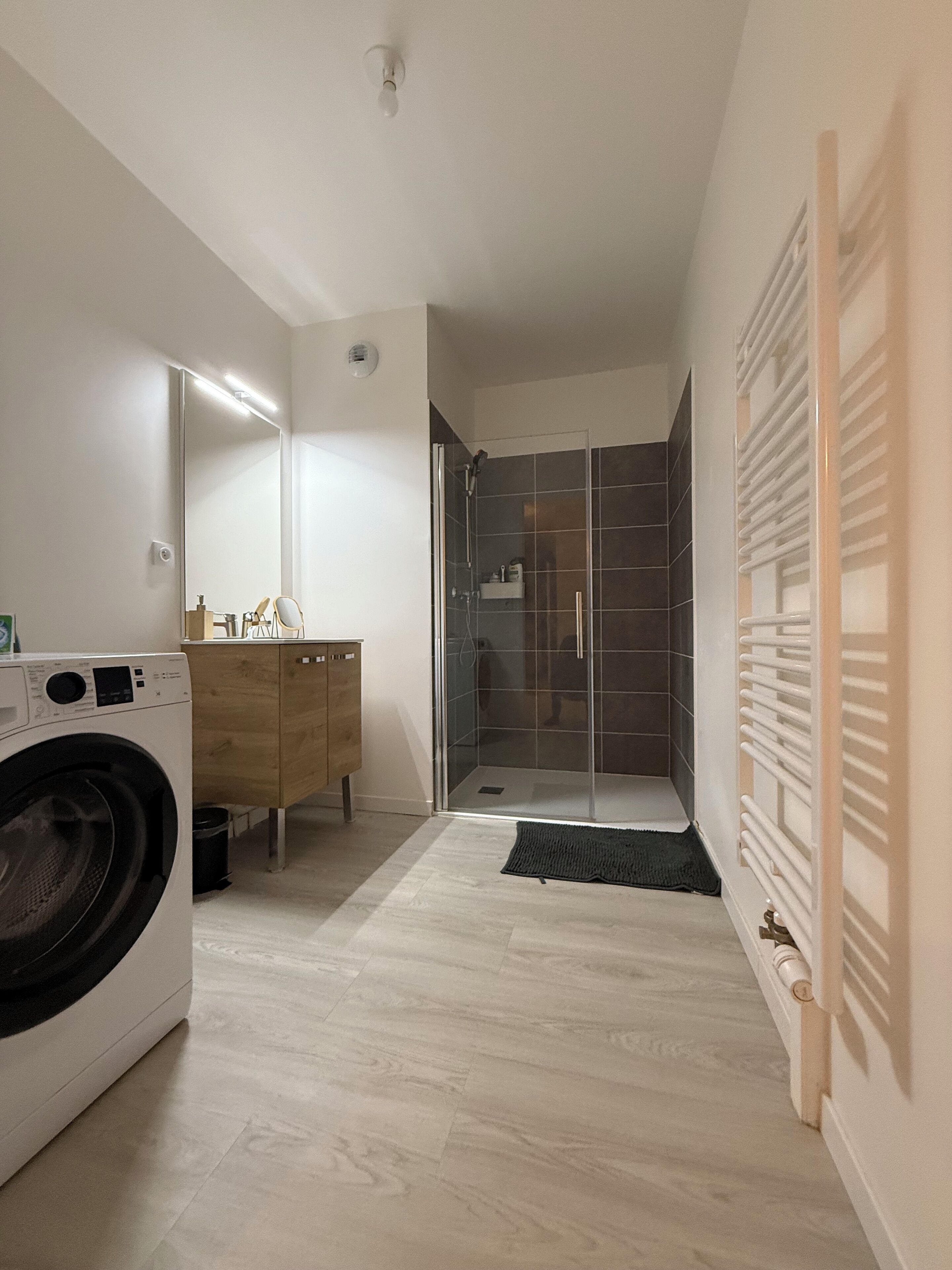 Haartrockner, Handtücher, Seife, Shampoo