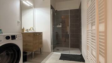 Haartrockner, Handtücher, Seife, Shampoo