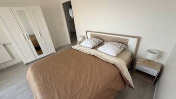 2 slaapkamers, een strijkplank/strijkijzer, reisbedje, gratis wifi