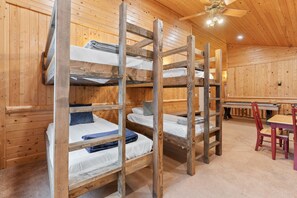4 habitaciones, tabla de planchar con plancha, cuna de viaje y wifi