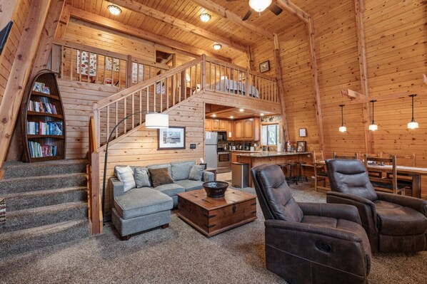 Een televisie, een open haard, tafelvoetbal en boeken