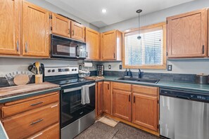 Køleskab, mikrobølgeovn, ovn, kogeplade