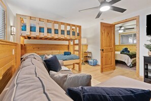 4 habitaciones, tabla de planchar con plancha y cuna de viaje 