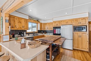 Een magnetron, een oven, een kookplaat, een koffiezetapparaat/waterkoker