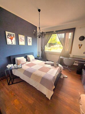 7 habitaciones, escritorio y tabla de planchar con plancha