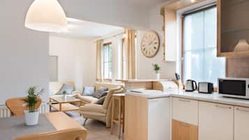 Comfort Villa, Garden View | Private kitchenette | Full-size fridge, microwave, oven, stovetop