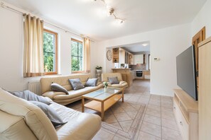 Villa – comfort, hageutsikt | Oppholdsområde | En 140-centimeters LED-TV med kabel-kanaler samt Netflix