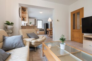 Villa Confort, vue jardin | Coin séjour | Télévision LED de 140 cm avec chaînes par câble, Netflix