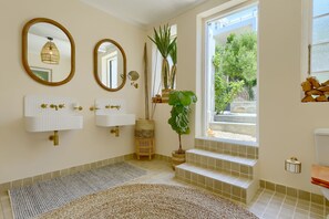 Dobbelt- eller tomannsrom – standard, sjøutsikt | Bad | Badekåper