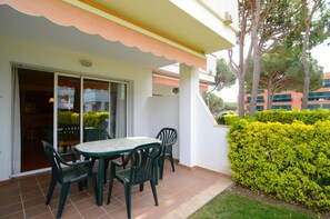 Apartamento | Restaurante al aire libre