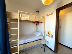 4 bedrooms, iron/ironing board