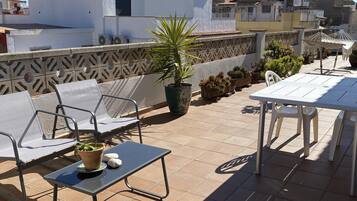 Apartamento | Restaurante al aire libre