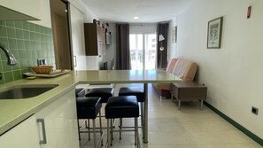 Private kitchen - Beachfront Apartment in L'estartit With Pool (Torroella de Montgrí)