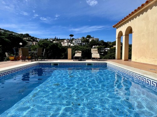 Villa in Begur With Private Pool & Beach Nearby