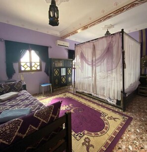 Individuelt dekorert, skrivebord for bærbar PC og reiseseng for barn