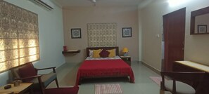 Comfort Room | Desk, free WiFi