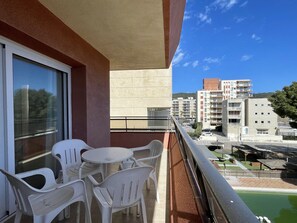 Apartment | Outdoor dining - Beachfront Apartment in Estartit With Pool (Torroella de Montgrí)