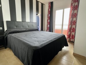 Apartment - Beachfront Apartment in Estartit With Pool (Torroella de Montgrí)