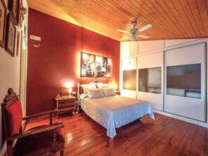 8 habitaciones, muebles diferentes y tabla de planchar con plancha