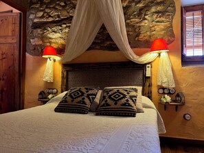Comfort Room, 1 Queen Bed, Courtyard View | In-room safe, individually decorated, individually furnished, free WiFi - Les Vinyes Hotel Boutique & Spa (Montferri)