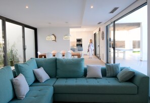 Villa | Living room - Villa Near Mas Pinell Beach With Private Pool (Torroella de Montgrí)