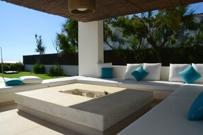 Villa | Terrace/patio - Villa Near Mas Pinell Beach With Private Pool (Torroella de Montgrí)