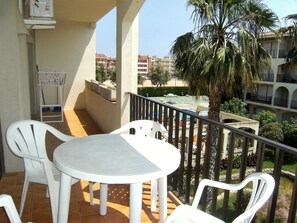 Apartment | Outdoor dining - Apartment With 2 Rooms and Children Pool (Torroella de Montgrí)