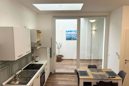 Cucina privata. Tombarolo trilocale a 150 m dal mare