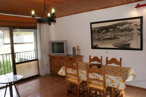 Apartment | Dining - Apartment Near Empuries Beach (Torroella de Montgrí)