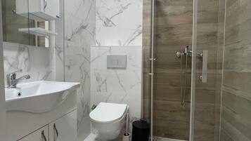 Douche, sĂšche-cheveux, bidet, serviettes fournies