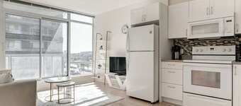 Bright & Stylish Unit | Gym+ Free UG Parking