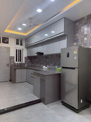 Réfrigérateur, four à micro-ondes, surface de cuisson, cafetière-théière