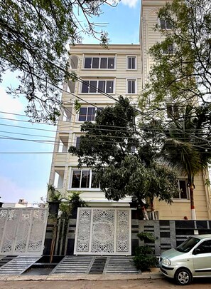 Exterior - 3-bedroom apartment in welcoming Hyderabad with AC, WiFi. Enjoy your stay (Hyderabad)