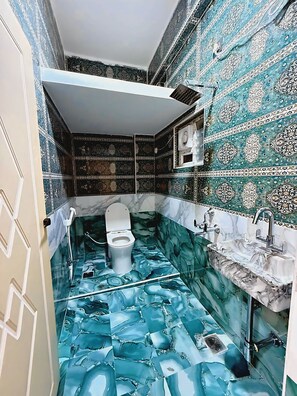 Hair dryer, towels, soap, toilet paper - 3-bedroom apartment in welcoming Hyderabad with AC, WiFi. Enjoy your stay (Hyderabad)