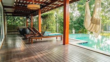 สระว่ายน้ำกลางแจ้ง